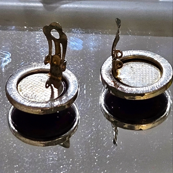 Vintage Circle Clip On Earring Set - Picture 4 of 9